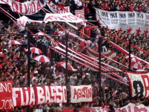 "Estudiantes vs Gimnasia - Apertura 2010 - Vamos pincharrata, ponga huevo Leon" Barra: Los Leales • Club: Estudiantes de La Plata