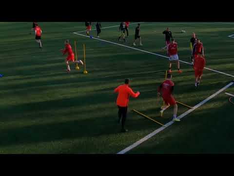 Fussballtraining: Schnelligkeitstraining mit liegenden und stehenden Stangen