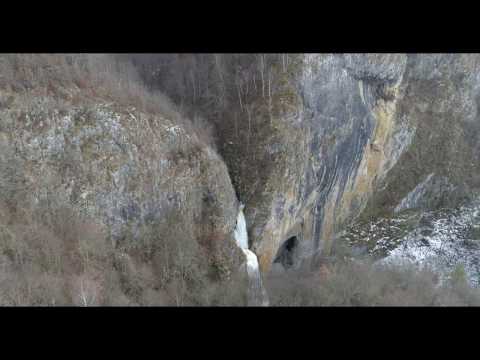 sub piatra, prin trascau