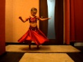 Девочка Алина танцует восточный танец 