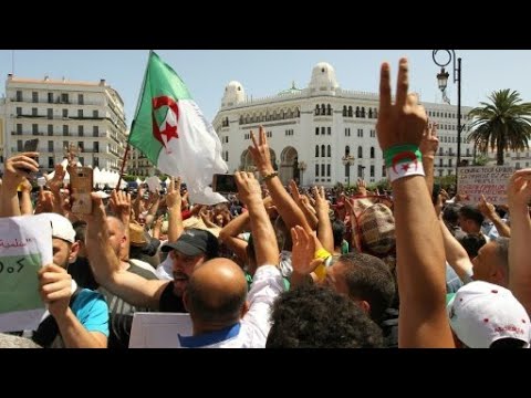 الجزائر حملة اعتقالات وانتشار أمني كثيف في مظاهرة الجمعة التاسعة عشرة