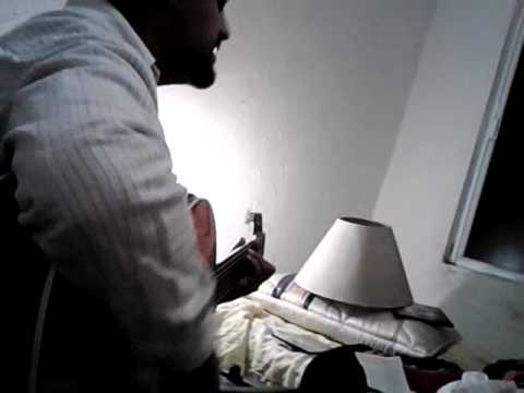 Pequeña niña cantando ¡corre!