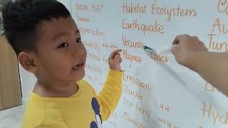 Henry 5 tuổi thuyết trình giải thích khoa học bằng tiếng Anh