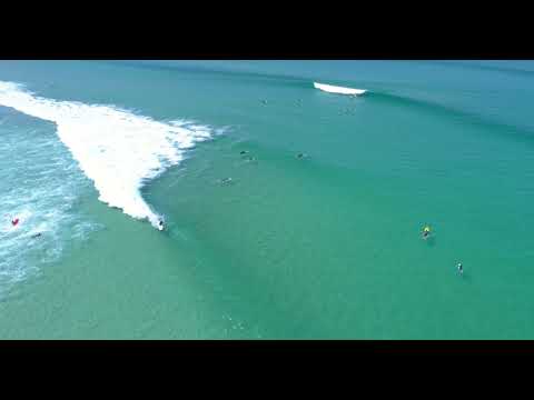 Вид с воздуха на серферов в Сеннене