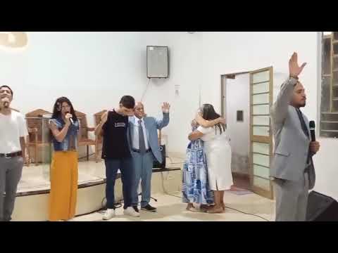 louvando no culto de jovens na Igreja assembléia de Deus fama trindade goias 