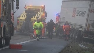 preview picture of video 'Unfall auf der A 44: Lastwagen fuhr in Graben'