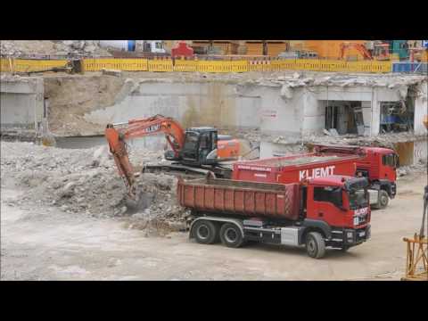 Bagger lädt LKW Abbruch Tiefgarage