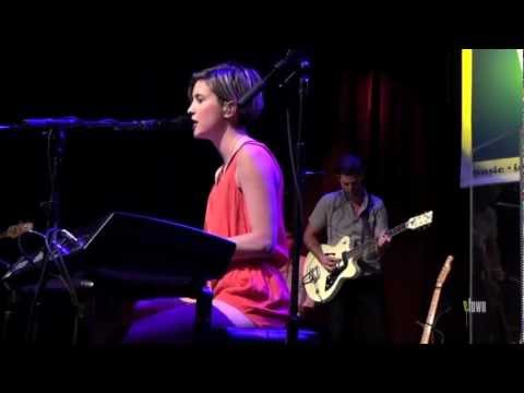 Missy Higgins - "Set Me On Fire" (eTown webisode #287)