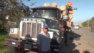 preview picture of video 'Accidente de tránsito entre un Bus interurbano y rastras que transportaban madera. Olanchito - Saba.'