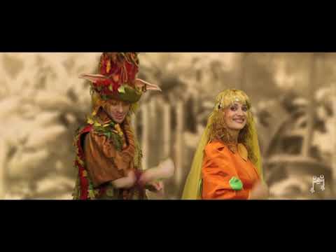 La maga y el gnomo viajan por la selva