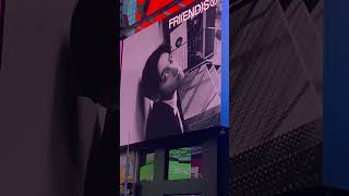 Download lagu ✨Taehyung / V 'BTS' 🐻 Single: FRI(END)S 💕 in TIME SQUARE NYC ✨ #bts #taehyung #timesquare #friends mp3