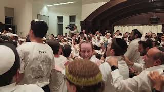 צפוף וחם, אבל שמח במיוחד: רגעים מיוחדים בהקפות שניות בישיבת הר המור, אשר בחר בנו מכל העמים