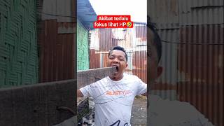 Download lagu Akibat terlalu fokus melihat HP 🤣 #short #lucu #comedy mp3