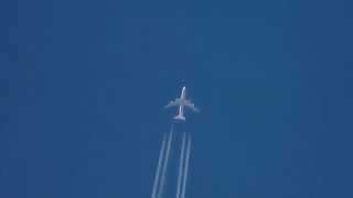 preview picture of video 'Contrail Spotting: Lufthansa Boeing 747-8 D-ABYF'