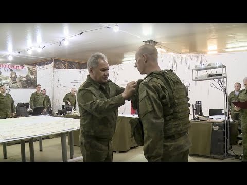 Russischer Kriegsverbrecher Schoigu bei seiner Mörder-Armee