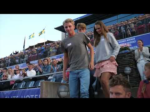 De fick ta emot priser på centercourten