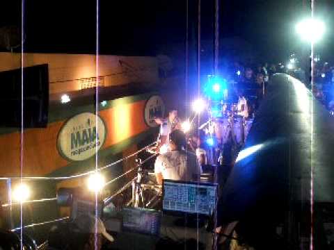 Banda Oito7Nove4 cantando Menina Me dá Seu Amor na Micareta de Alagoinhas-BA, gravado pelo Fissura