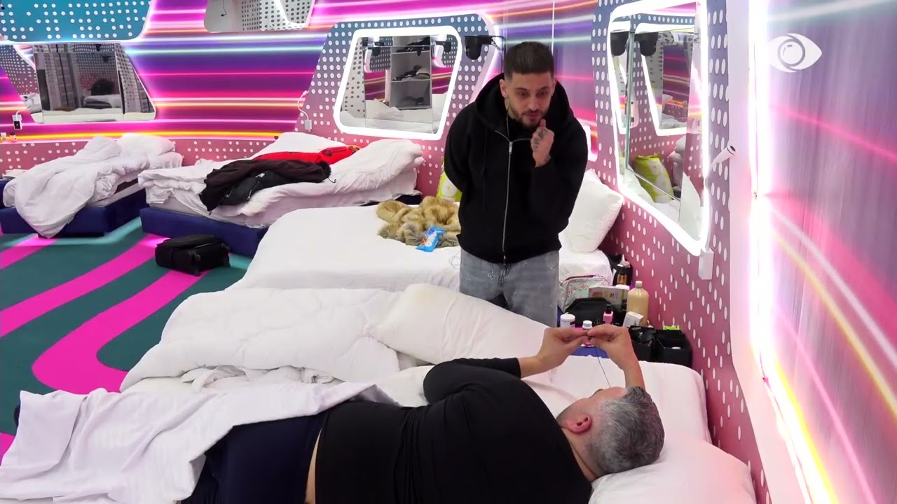 Çohu xhaxhi Gerti ose.../ Selin dhe Gimbo ngrejnë nga krevati Rogertin, banori: Dashurinë mund...