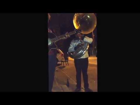 Toro encartado y Chequen mi acento- la duda (con tuba)