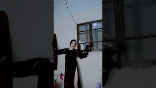 رقص منزلي مثير لفتاة بفستانها الاسود