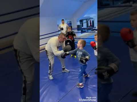 Nimeni nu este neglijat în sală: mic,mare,înalt,scund,de altă etnie..toți învățam box.