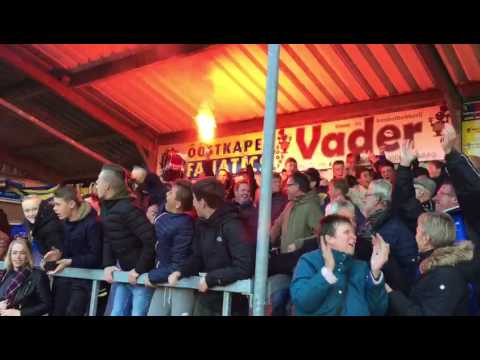 Publiek viert feest na winnende treffer in derby tussen Oostkapelle en Serooskerke