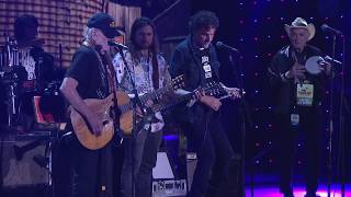 Willie Nelson &amp; Family - Still is Still Moving to Me (Live at Farm Aid 2017)