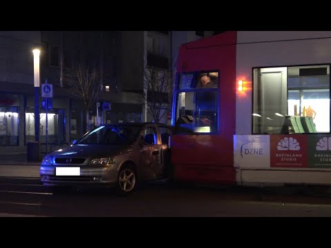 Straßenbahn kollidiert mit PKW - Hoher Sachschaden am Bonner Bertha-von-Suttner-Platz am 02.01.21