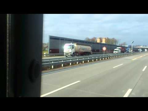 Tyska poliser backar på motorvägen