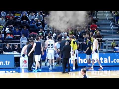 Emir Preldzic Obradovic'in şimşeklerini üstüne çeker / Obradovic lightnings on Emir