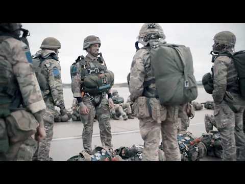 Des parachutistes franco-britanniques effectuent une démonstration de force conjointe