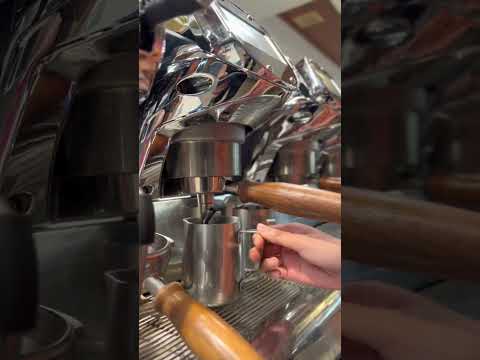 Cheeky Grind oferece uma experiência única de café com sua mistura de café e coco. Experimente!