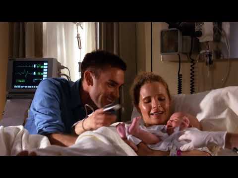Army Wives (2007–2013): Roxy gives birth to her twins