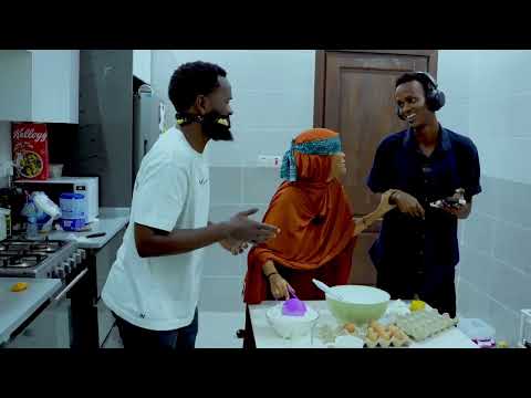 Dhagool ,indhool iyo muted oo cake isla karinaayo 