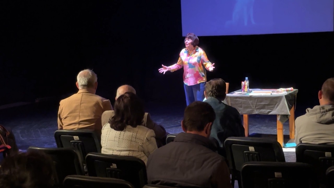 Marjeta Ljarja në skenën e “Migjenit”/Ngjitet në natën e dytë të “Gjegju Fest“ me monodramën “Qeni”