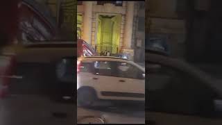 napoli-auto-si-ribalta-all-uscita-della-galleria-vittoria-il-video