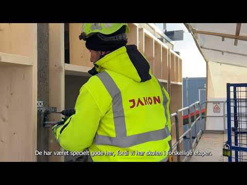 Kæmpe overdækket arbejdsplads kan køres op og ned efter behov.