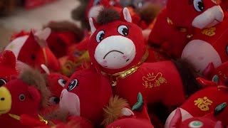 Download lagu Accidental 'crying horse' toy wins hearts in China | REUTERS mp3