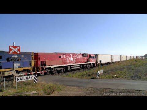 7XM4 Steel Train At Railway Crossing (4/4/2021) - PoathTV Australian Railroads