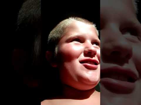 Prankar Dennis lillebror så han badar i bajs