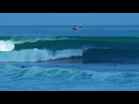 NOT TOO CROWDED SURFING WITH FREESURFERS WHEN BIG WAVES RISE BALANGAN BEACH