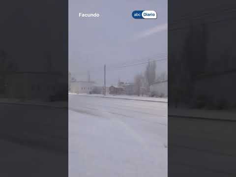 Así se vive la mañana de este martes en Río Mayo y Facundo, donde la nieve cae con intensidad y pint