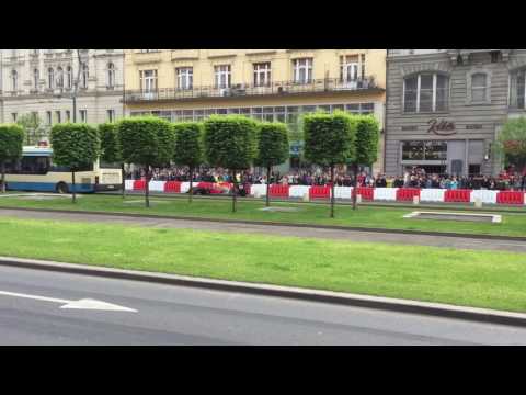 F1 driver Daniel Ricciardo waving and revving in Budapest 2017 - Nagy Futam