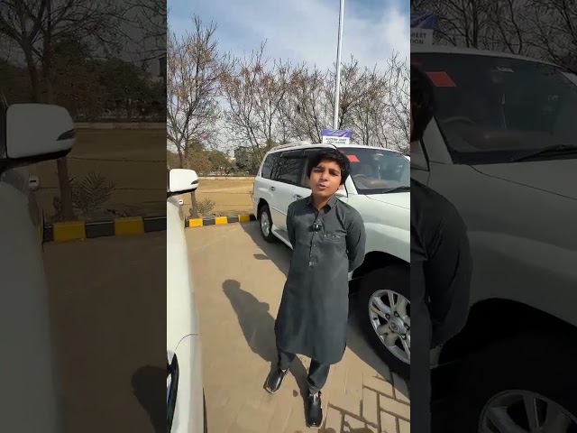 Lexus LX 570 PakWheels لاہور کار میلہ 2025 میں کھڑی ہے۔ آئیں اور اپنی ڈریم کار حاصل کریں!!!