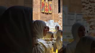 Download lagu Hanya ada di Lebanon. Umat Muslim dan Kristen bernyanyi lagu Natal di gereja bersama sama. mp3