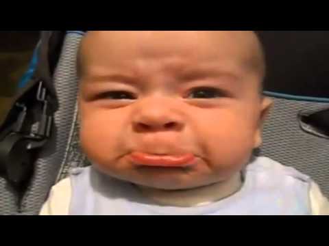 Vater veräppelt Baby mit Geräuschen