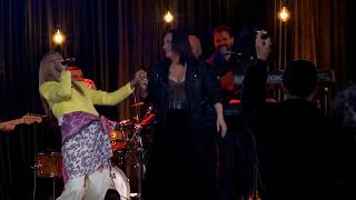 Download lagu ‘Aman shoko, aman aman unë k*rva s’kam...’ Moza ngjitet në skenë dhe të gjithë qeshin | Ferma Vip 3 mp3