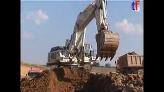 preview picture of video 'Liebherr R984B, MB & MAN Dump Trucks / B287 Zubringer A71, Münnerstadt, Germany, 09.08.2004.'