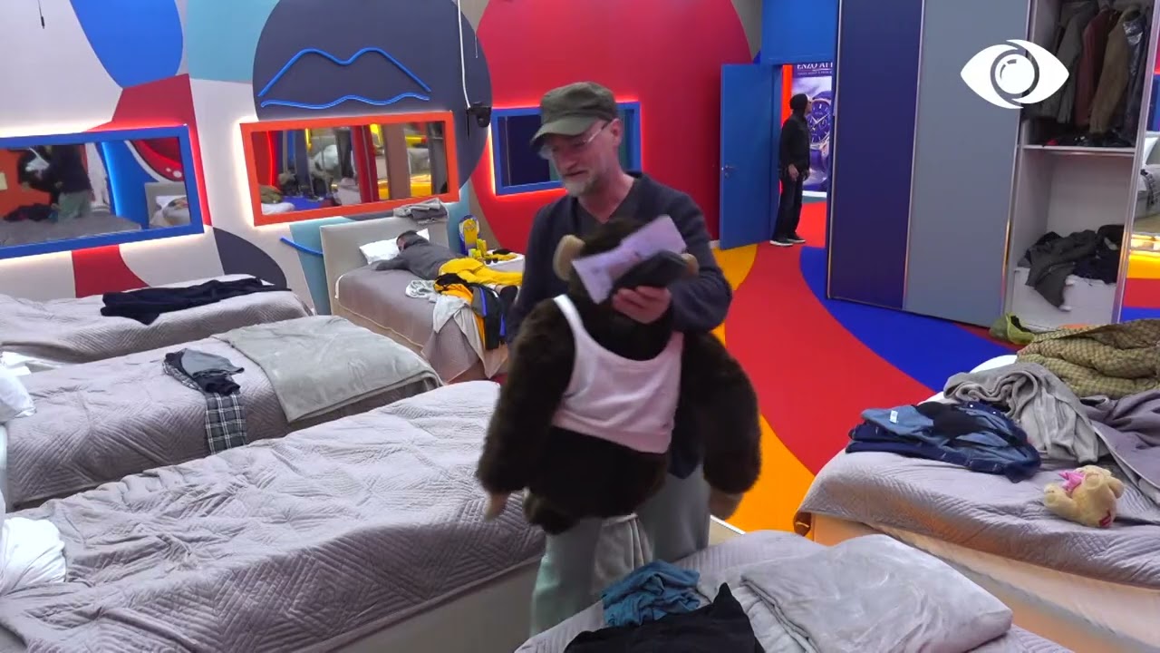 Genti hyn në rol, përformon për Luizin edhe pse ai po fle