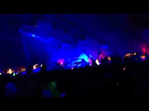 Hardwell plays We Will Rock You Epic (Luis Rondina Mash Up) @ Beyond Wonderland 2012